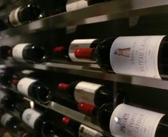 Bouteilles de vins rouge en cave