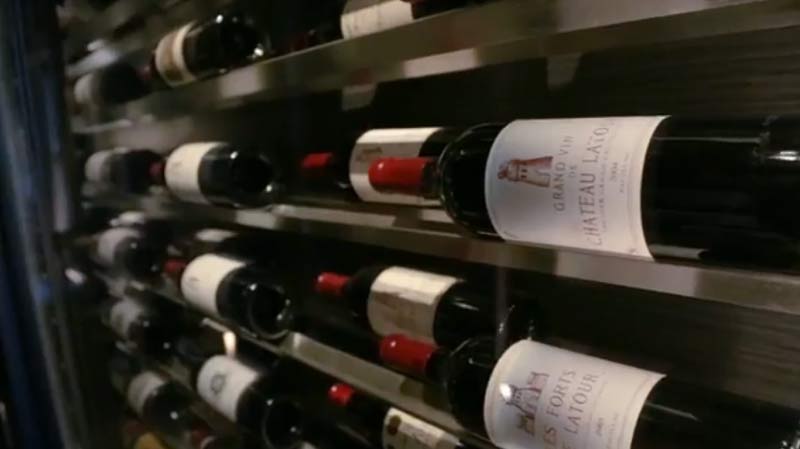 Bouteilles de vins rouge en cave