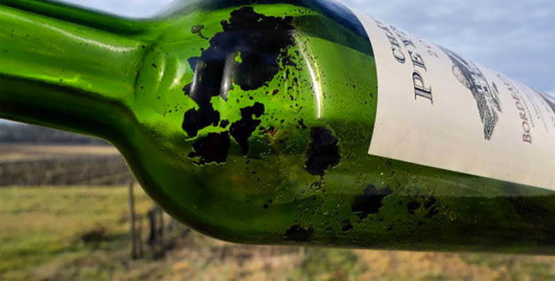 Dépôt dans une bouteille de vin rouge