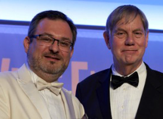 Vincent Perrin, Directeur général du Comité Champagne, recevant, pour la Champagne, le Prix Wine Enthusiast 2019 de la Région Viticole de l’Année. Prix remis lors d’une soirée de gala au Nobu Eden Roc de Miami Beach le 28 janvier dernier.