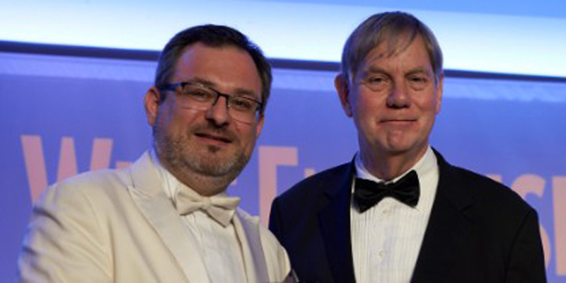 Vincent Perrin, Directeur général du Comité Champagne, recevant, pour la Champagne, le Prix Wine Enthusiast 2019 de la Région Viticole de l’Année. Prix remis lors d’une soirée de gala au Nobu Eden Roc de Miami Beach le 28 janvier dernier.