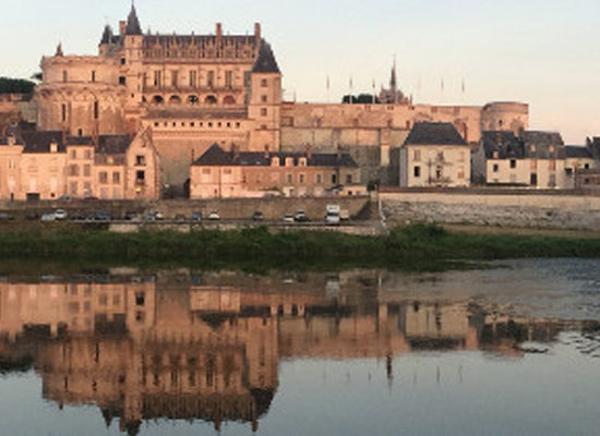 Connue pour son château (mais aussi le Clos Lucé et le château Gaillard), la ville d’Amboise aura prochainement sa propre appellation.