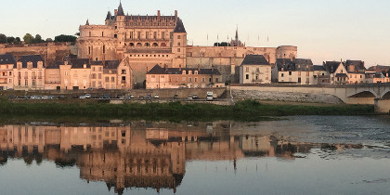 Connue pour son château (mais aussi le Clos Lucé et le château Gaillard), la ville d’Amboise aura prochainement sa propre appellation.