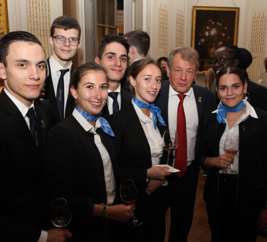 Les jeunes sommeliers de L'EMPT promotion 2019 avec notre président