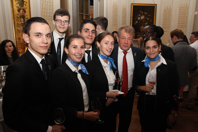 Les jeunes sommeliers de L'EMPT promotion 2019 avec notre président