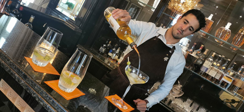 Adrien Cascio, le chef sommelier du château Lafaurie-Peyraguey avec le Sweet’Z © JPS