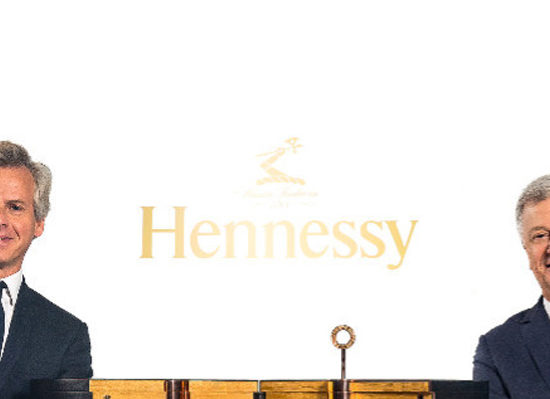 Ayant pour emblème un bras armé d’une hache, la maison Jas Hennessy est piloté jusqu’à cet été par Laurent Boillot (à gauche) et Bernard Peillon (à droite). - crédit photo : Moët Hennessy